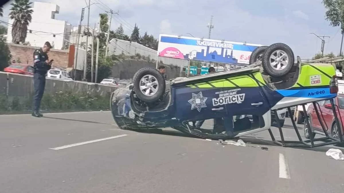 Vuelca patrulla en persecución y salen heridos tres policías de Puebla capital