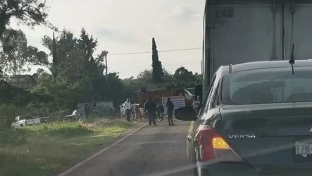 Autos varados en carretera Acatán-Huajuapan.