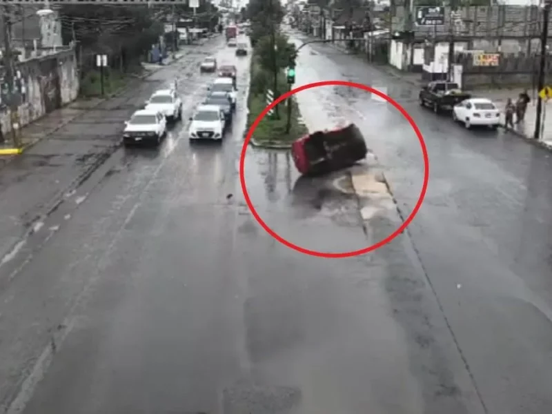 Sancionarán a Agua de Puebla por falta de señalización en 24 Sur, donde volcó un auto