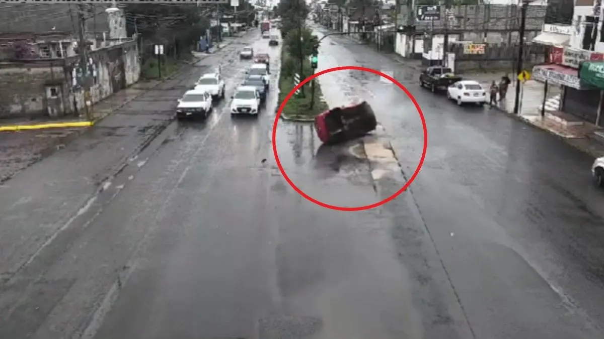 Sancionarán a Agua de Puebla por falta de señalización en 24 Sur, donde volcó un auto