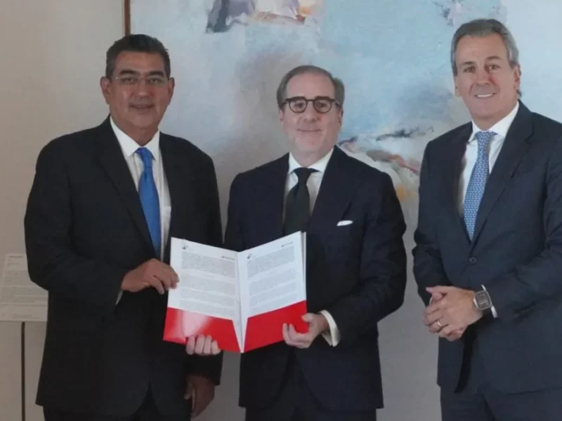 Sergio Salomón firma convenio con Santander en España para beneficiar a empresarios de Puebla