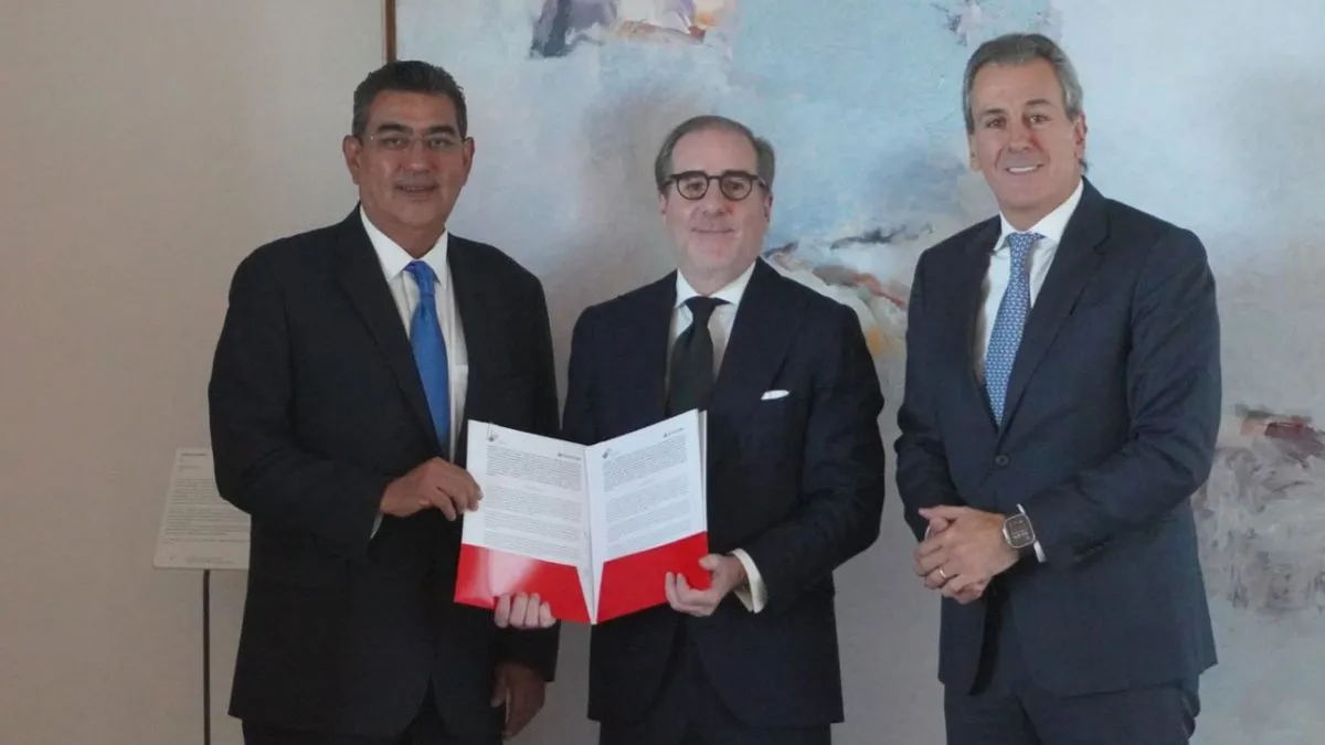 Sergio Salomón firma convenio con Santander en España para beneficiar a empresarios de Puebla