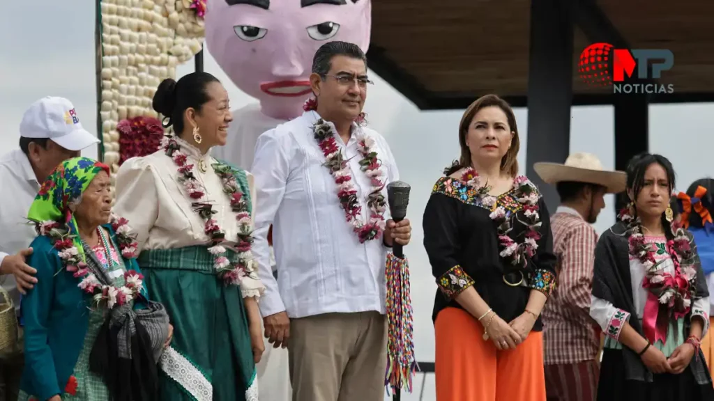 Sergio Salomón y Gaby Bonilla en inauguración de Huey Atlixcáyotl 2024.