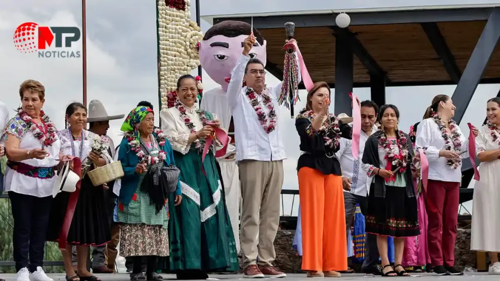 Con collar de flores y bastón de mando Sergio Salomón inaugura el Huey Atlixcáyotl 2024