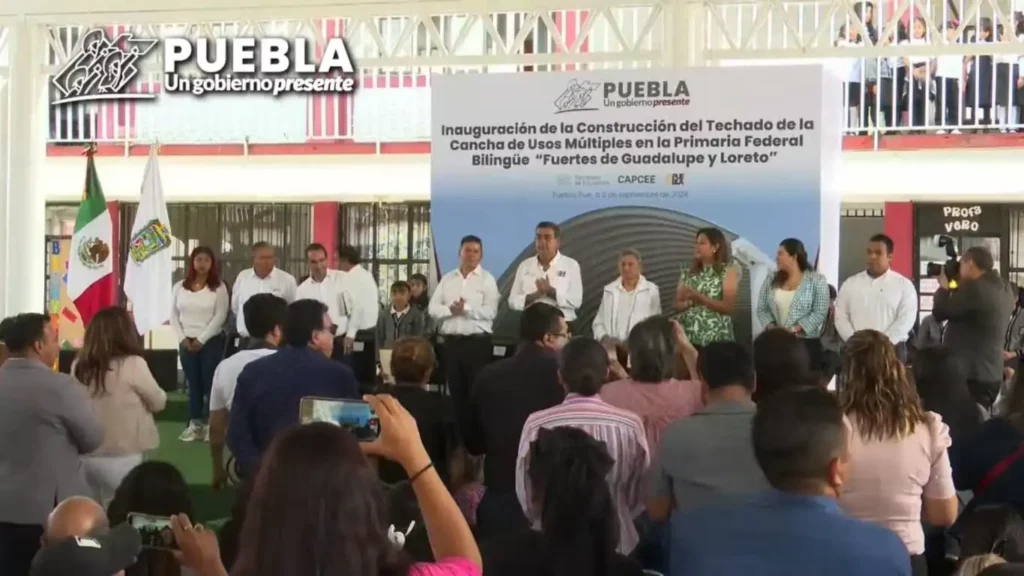 Sergio Salomón Céspedes encabeza entrega de obras en escuelas de Puebla capital.