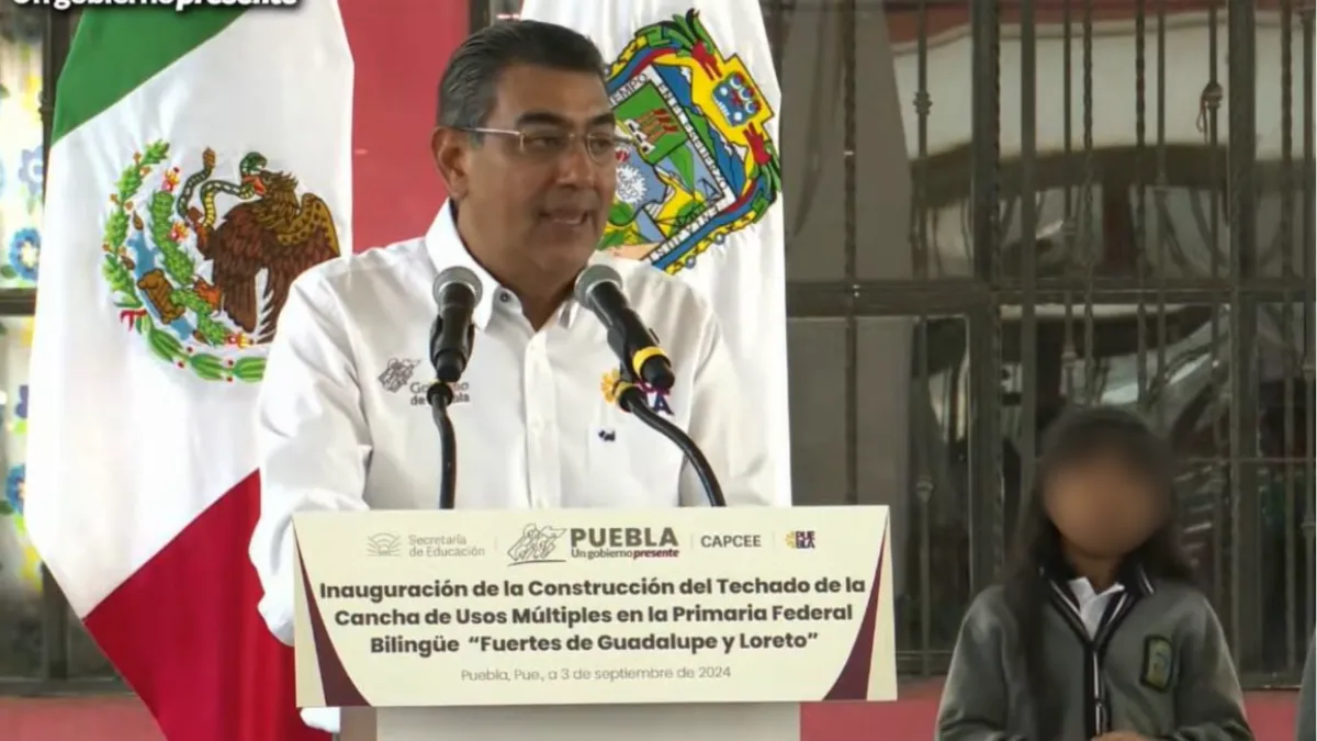 Sergio Salomón entrega techados en escuelas de cuatro colonias en Puebla capital