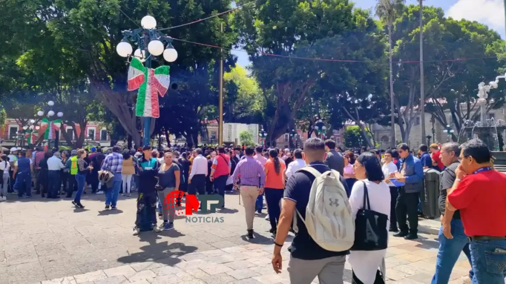 Personas se reúnen en el Zócalo de Puebla durante Simulacro Nacional 2024.