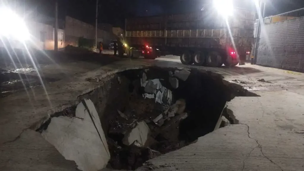 Así quedó el socavón que se tragó un tráiler en Chachapa, Amozoc (FOTOS)