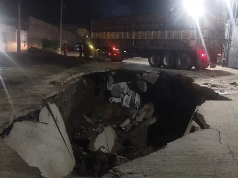 Así quedó el socavón que se tragó un tráiler en Chachapa, Amozoc (FOTOS)