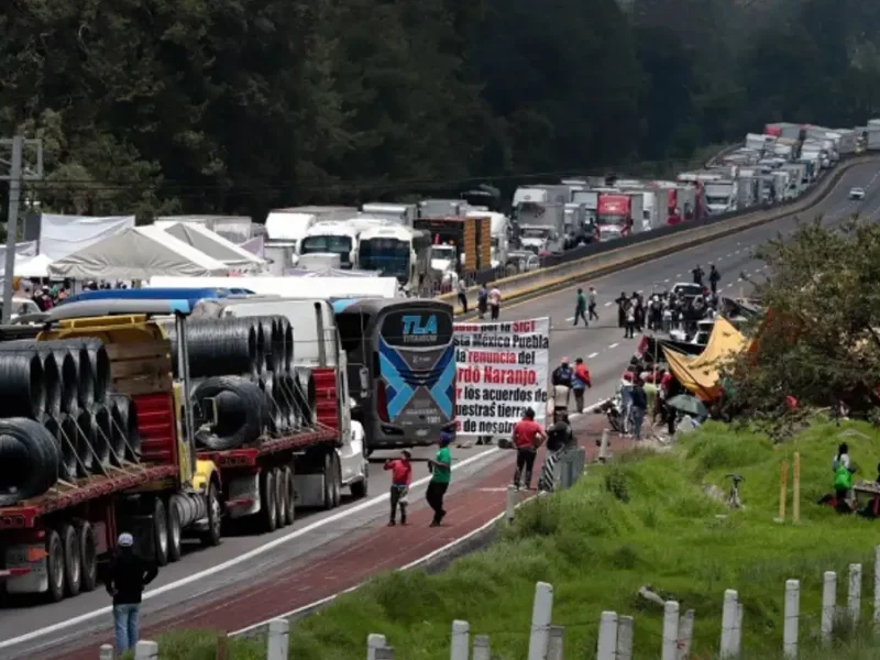 Suman cinco días de bloqueo en ambos sentidos de Arco Norte