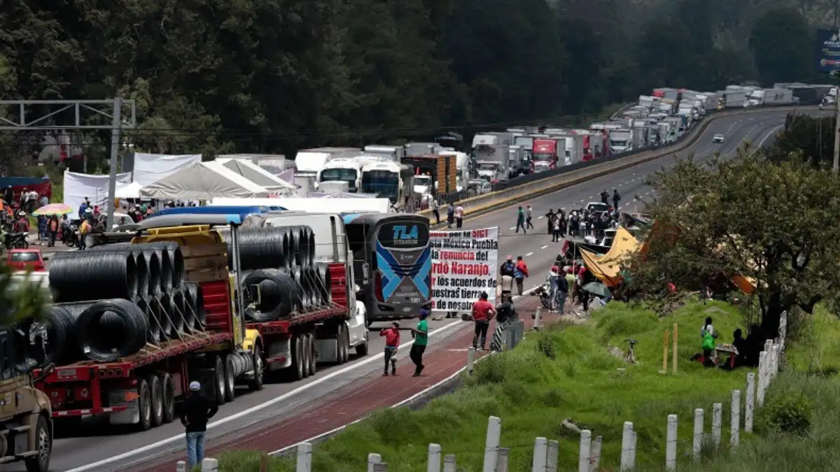 Suman cinco días de bloqueo en ambos sentidos de Arco Norte