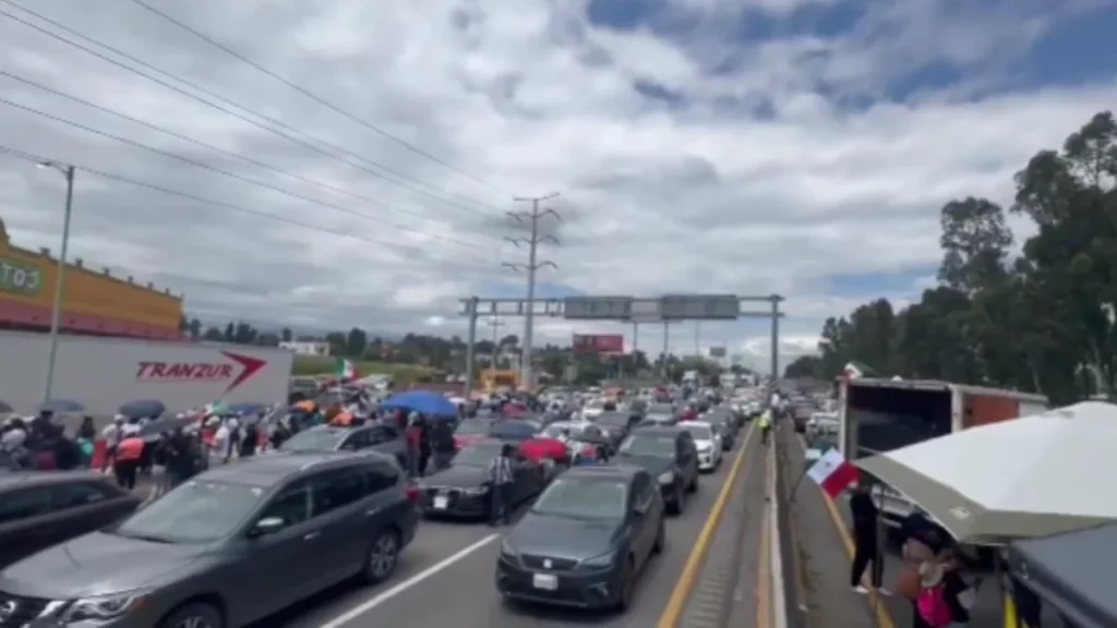 En este punto Trabajadores del Poder Judicial bloquean la México-Puebla