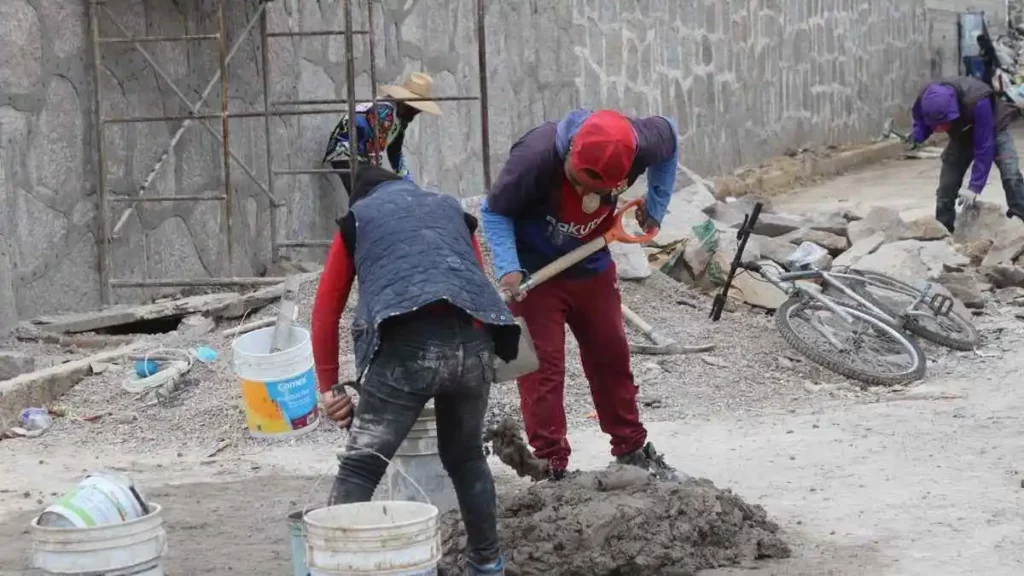 trabajos de construcción de barda en mercado