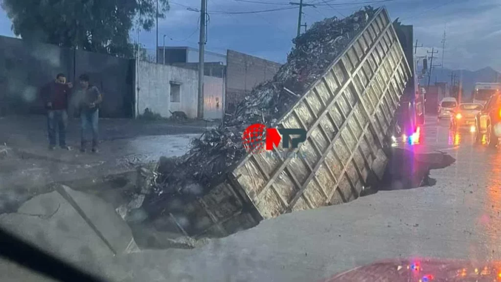 Socavón se traga un tráiler en Chachapa, lluvia derriba árboles y postes