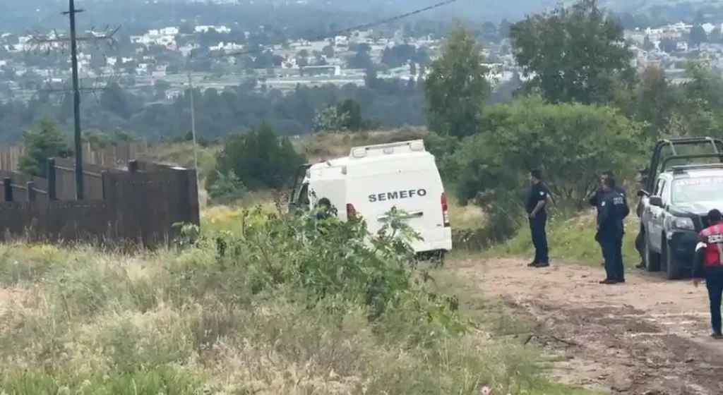 Camioneta de Semefo donde perros mataron a hombre en Tlaxcala.