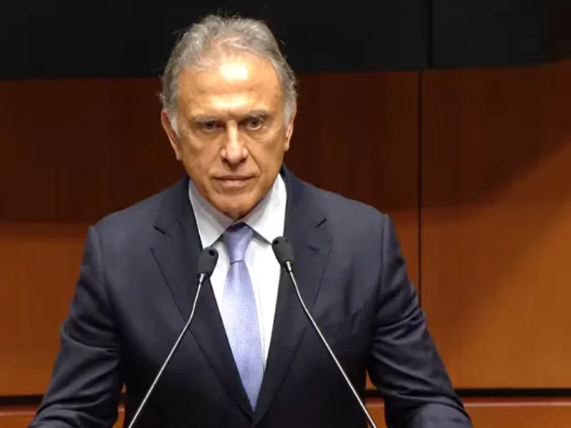 Yunes Linares asume como senador entre gritos de “¡traidor!” y aplausos de Morena