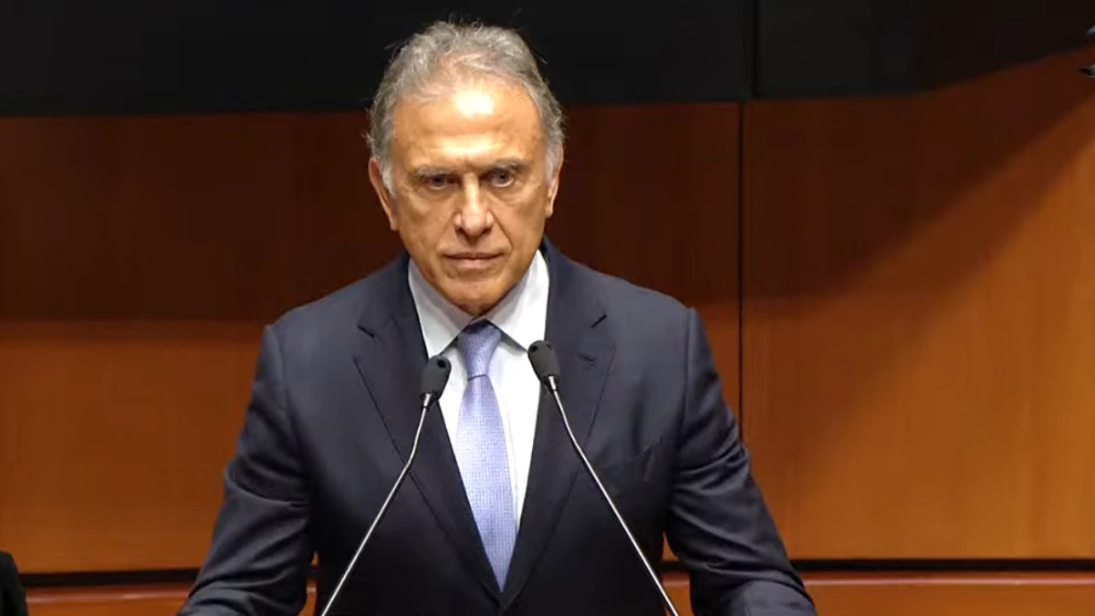 Yunes Linares asume como senador entre gritos de “¡traidor!” y aplausos de Morena