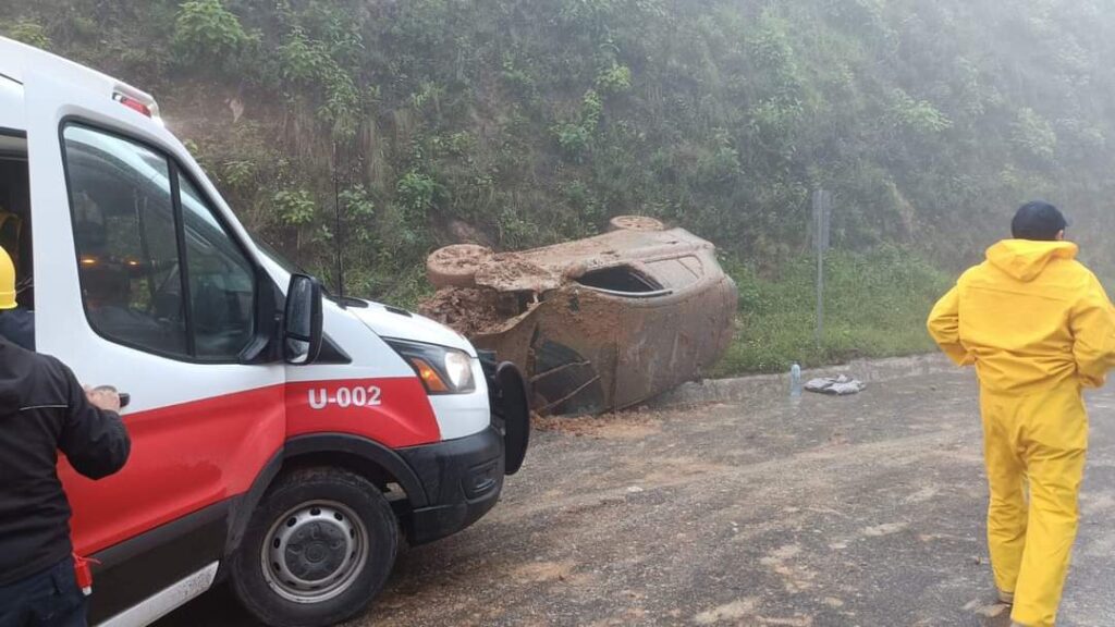 Alud de tierra arrastra un tráiler, camión y auto en la Virreyes-Teziutlán: 10 heridos