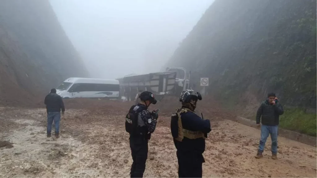 Alud de tierra arrastra un tráiler, camión y auto en en la Virreyes-Teziutlán: 10 heridos