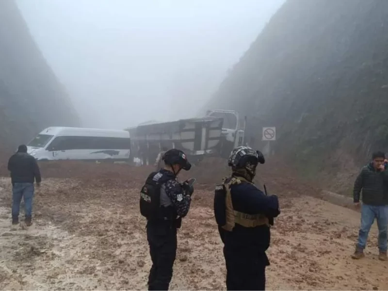 Alud de tierra arrastra un tráiler, camión y auto en la Virreyes-Teziutlán: 10 heridos