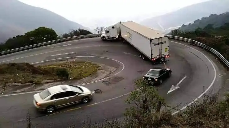 Caos en Cumbres de Acultzingo por derrumbe en la Puebla-Orizaba