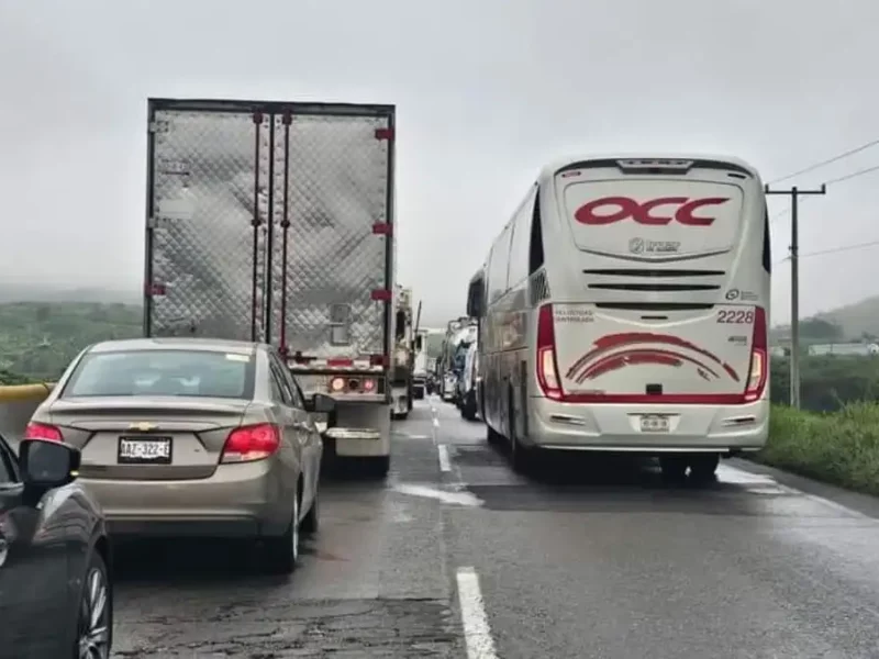 Derrumbe de piedras causa filas de 25 kilómetros en la Puebla-Orizaba