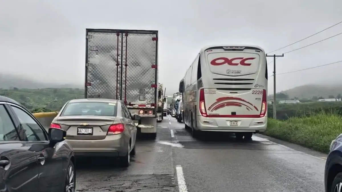 Derrumbe de piedras causa filas de 25 kilómetros en la Puebla-Orizaba