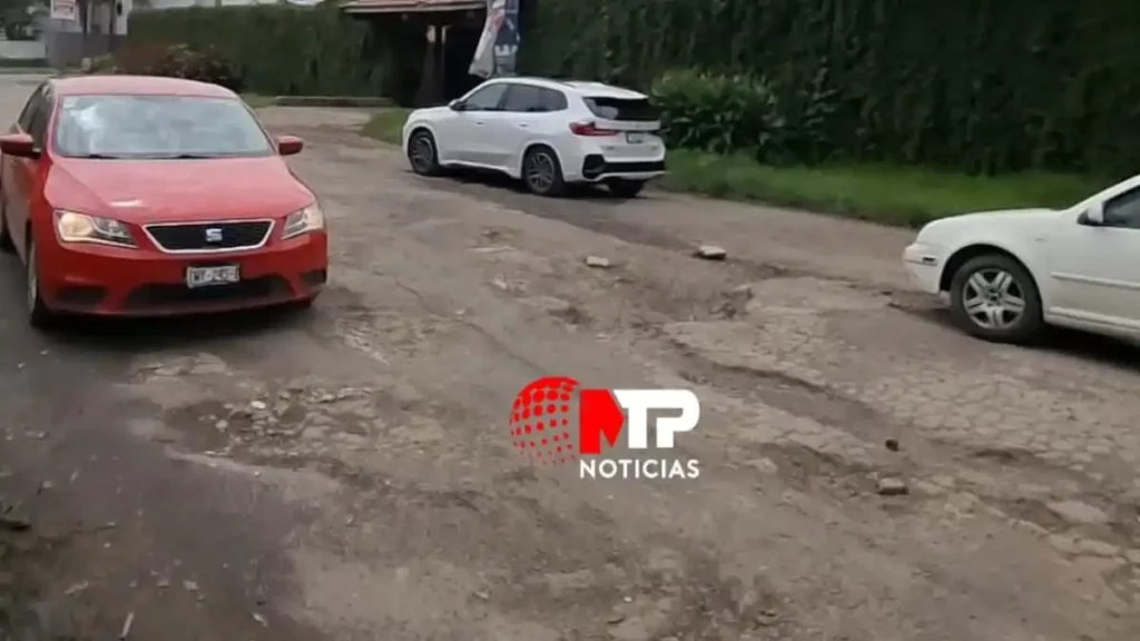 Destrozada la carretera Coronango-Cholula, hay más baches que pavimento