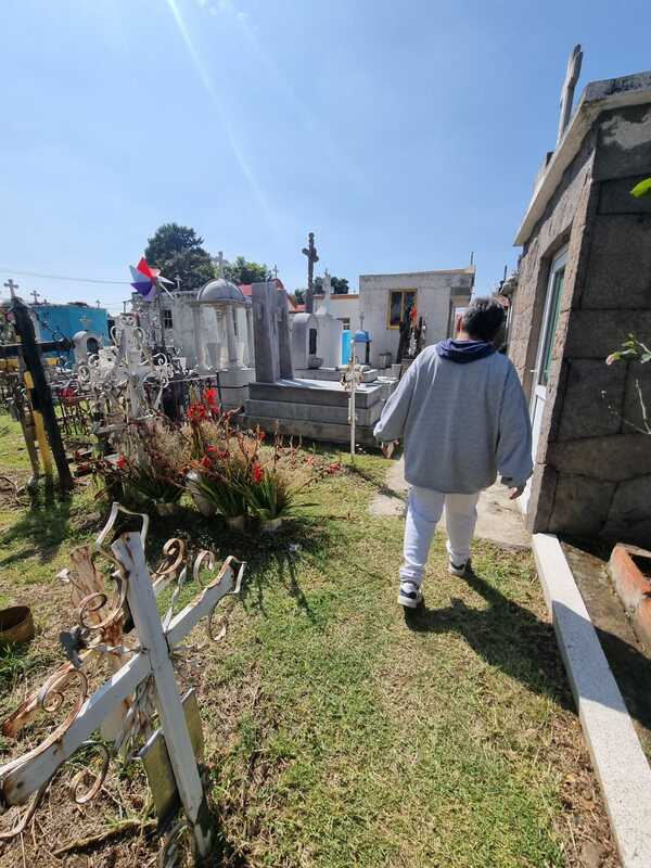 A las tumbas de los olvidados, Doña Mare y visitantes les ponen flores