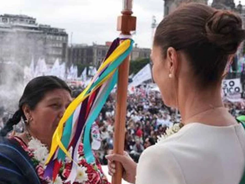 Eloísa Bautista, la purépecha que entregó el bastón de mando a su “hija” Claudia Sheinbaum