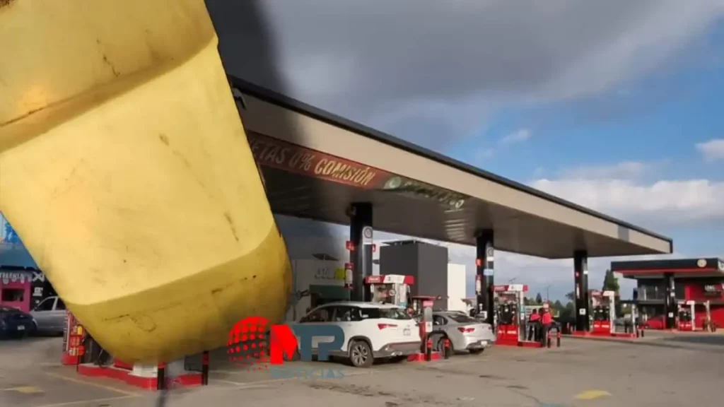 En esta gasolinera cargan con agua y descomponen los autos, aquí un testimonio