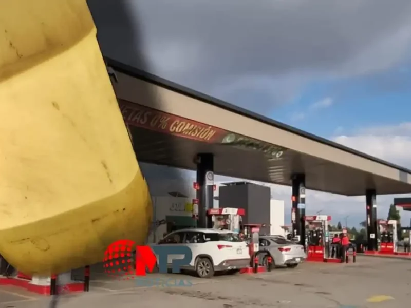 En esta gasolinera cargan con agua y descomponen los autos, aquí un testimonio