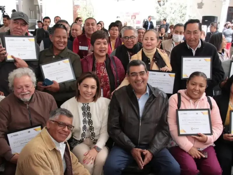 Gaby Bonilla y Sergio Salomón reconocen a trabajadores del DIF Puebla