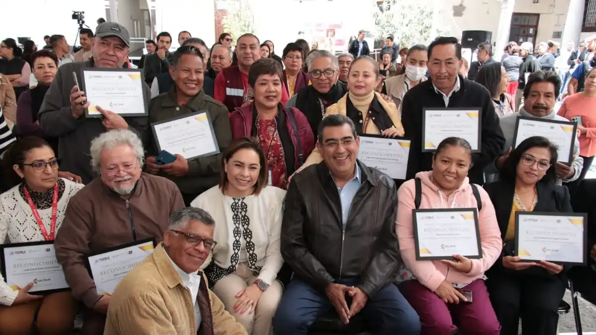 Gaby Bonilla y Sergio Salomón reconocen a trabajadores del DIF Puebla