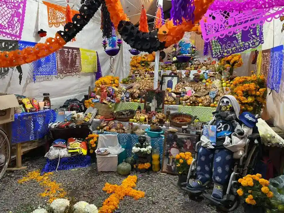 La primera ofrenda en Cholula así es esta tradición de Día de Muertos