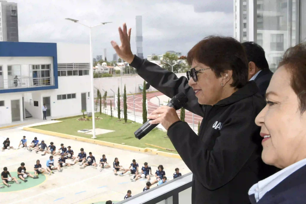 Lilia Cedillo reconoce a la 'Preparatoria 2 de Octubre' en su 43 aniversario