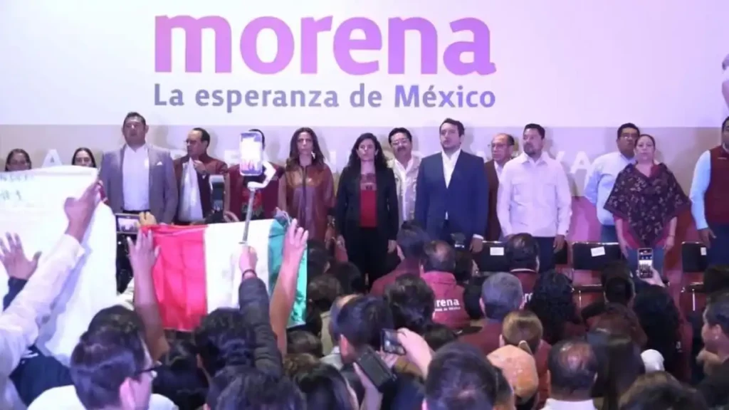 Ovacionan a hijo de AMLO y abuchean a otros en asamblea de Morena en Puebla