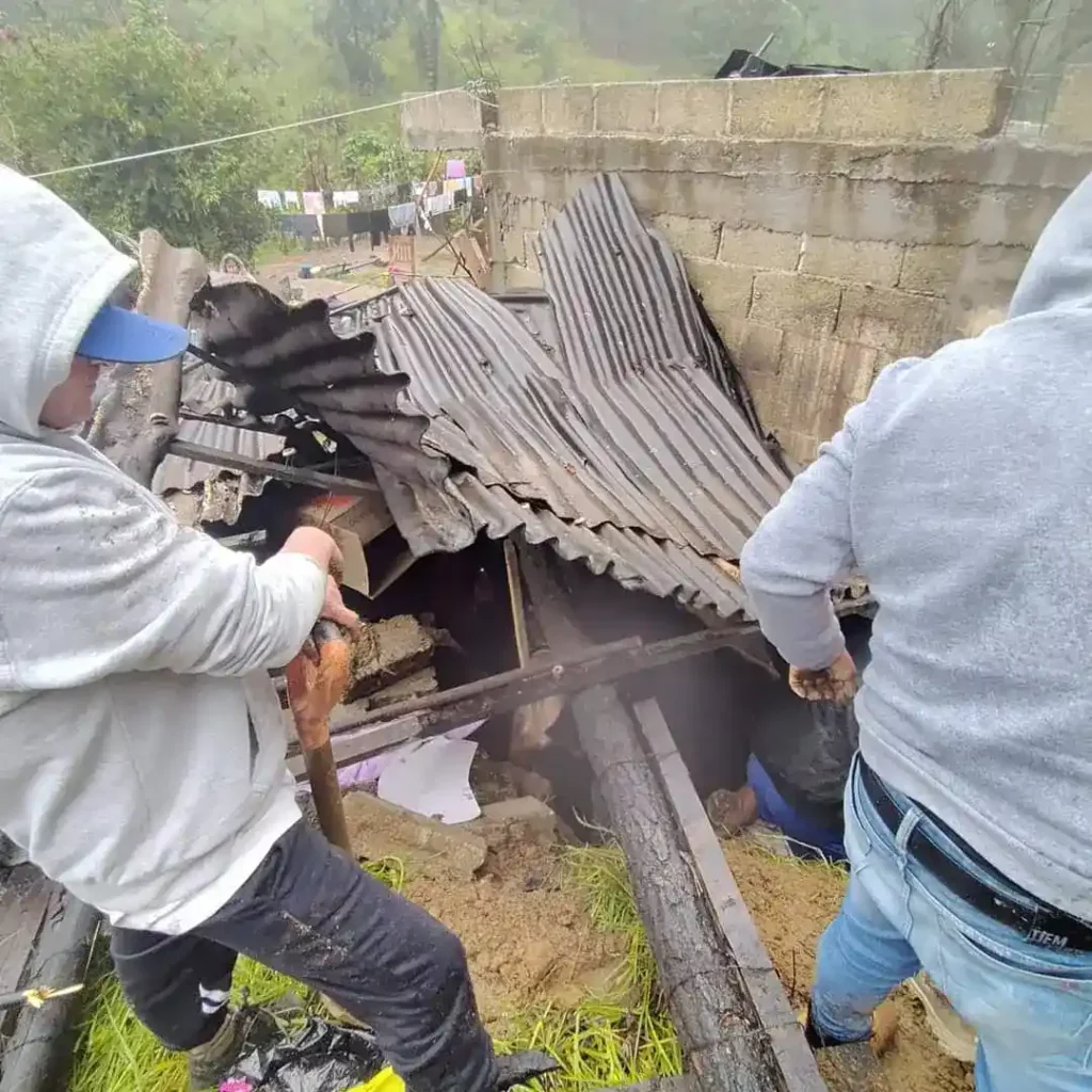 Rescatan a madre e hijo de alud de tierra por derrumbe en Chignautla