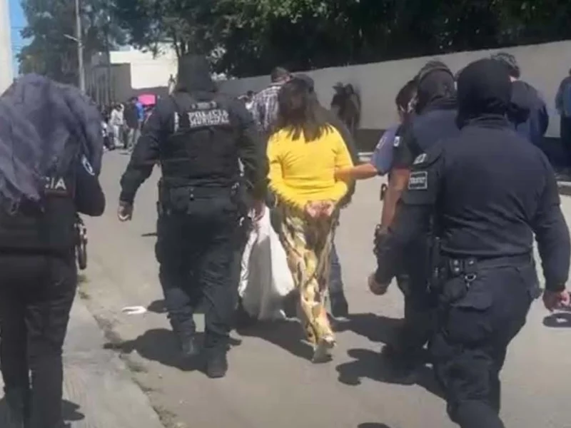 Sacan esposada a directora de primaria de Cholula tras acusaciones de abuso sexual