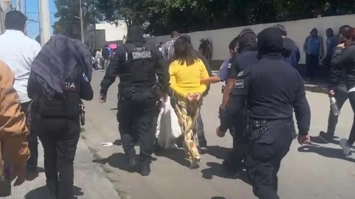 Sacan esposada a directora de primaria de Cholula tras acusaciones de abuso sexual