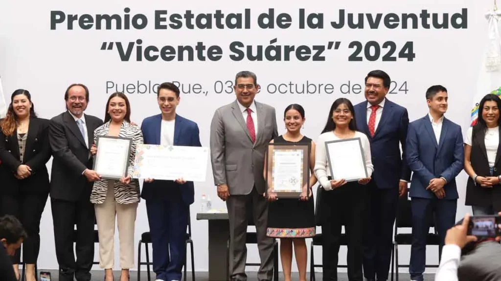 Sergio Salomón reconoce a 10 poblanos con el Premio Estatal de la Juventud