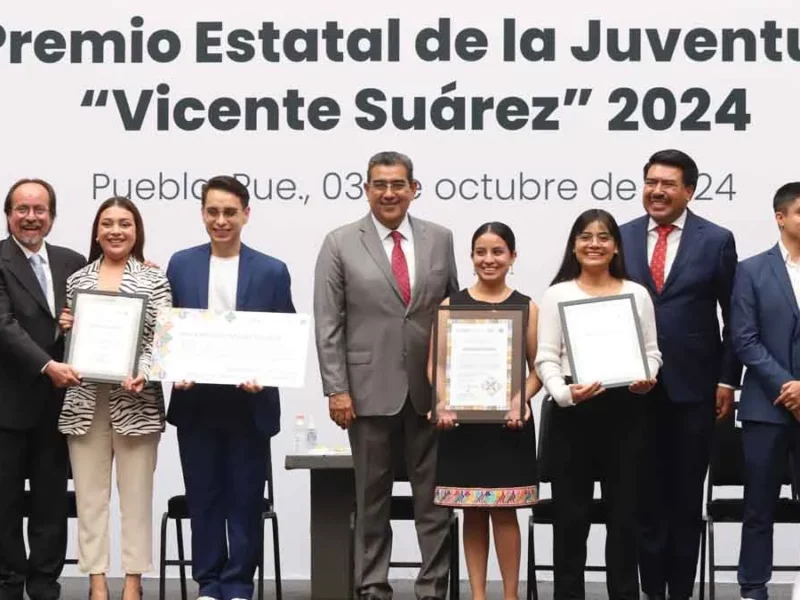 Sergio Salomón reconoce a 10 poblanos con el Premio Estatal de la Juventud