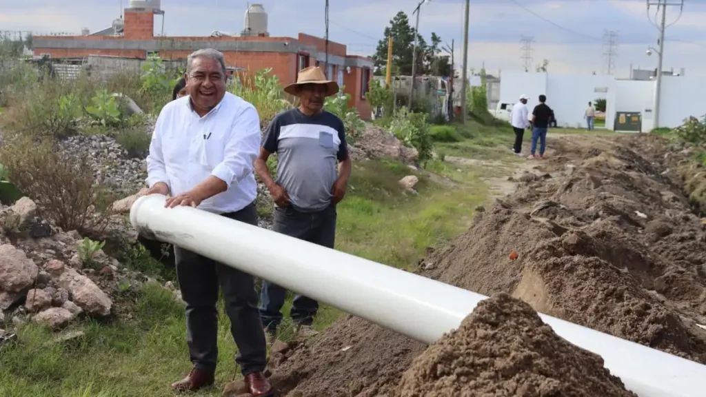 Severiano de la Rosa amplía línea de distribución de agua en Amozoc