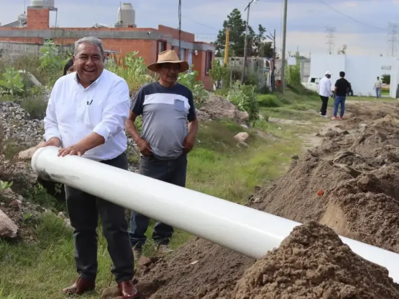 Severiano de la Rosa amplía línea de distribución de agua en Amozoc