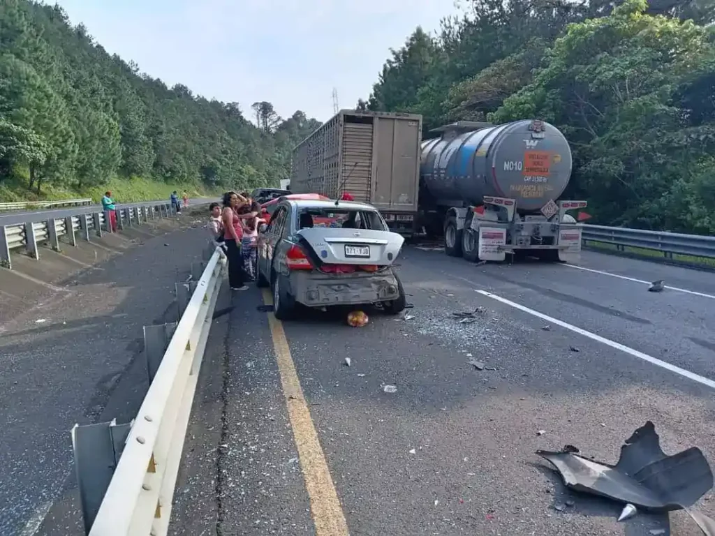 Tráiler con reses aplasta autos y deja tres muertos en la México-Tuxpan