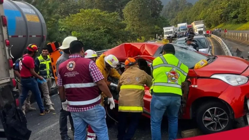 Tráiler con reses aplasta autos y deja tres muertos en la México-Tuxpan