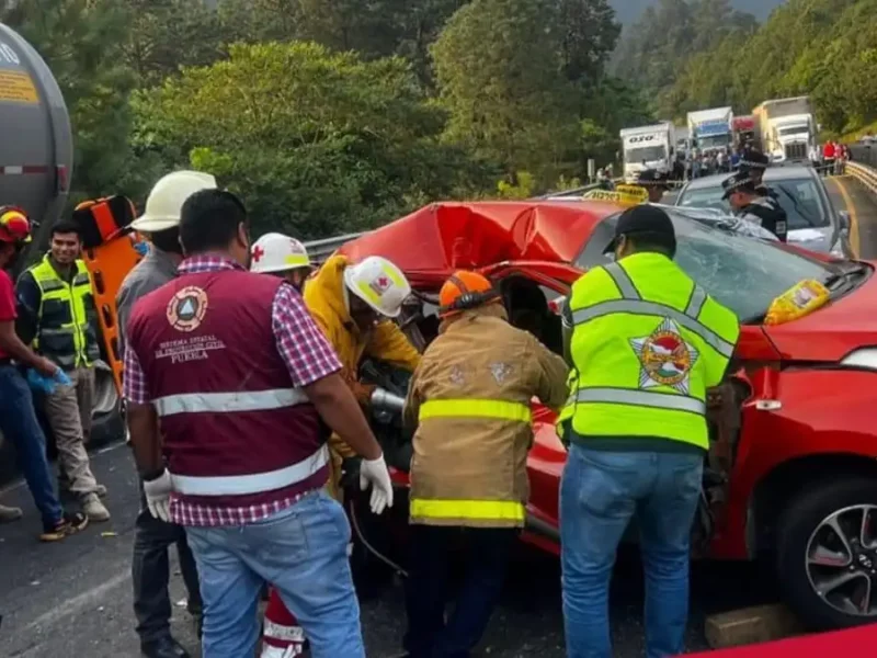 Tráiler con reses aplasta autos y deja tres muertos en la México-Tuxpan