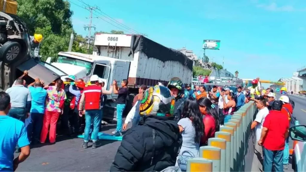 Tráiler sin frenos choca 7 vehículos en la México-Puebla: 10 lesionados