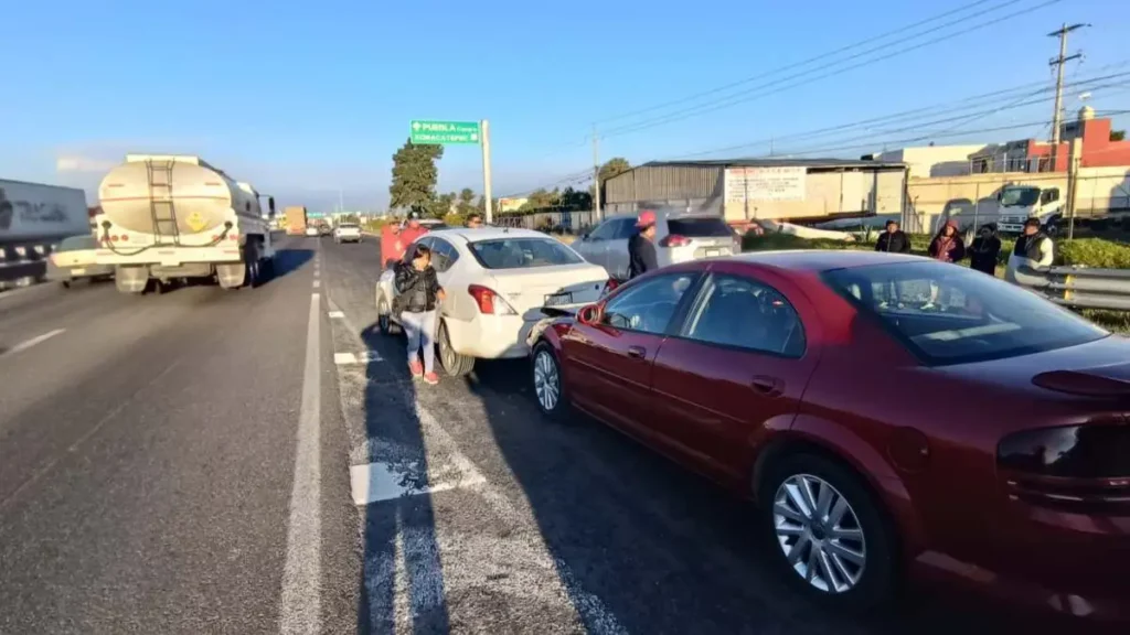 ¡Toma precauciones! Accidentes provocan caos vial en la México-Puebla