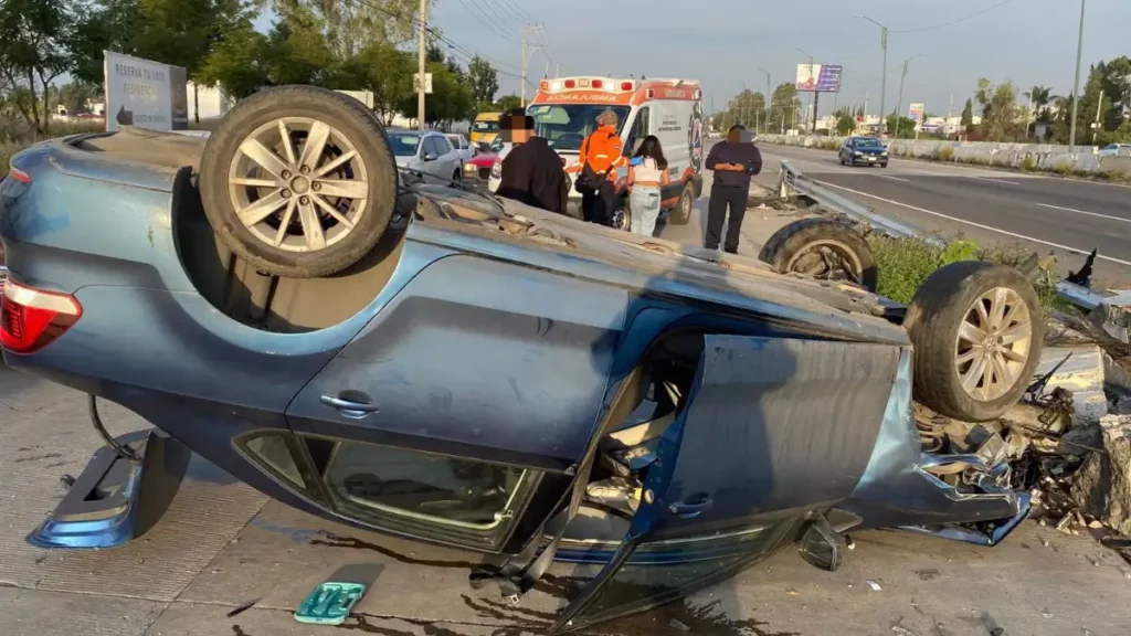 Mañana de accidentes en Periférico Puebla: dos volcaduras y motociclista cae de puente